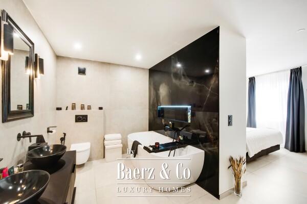 photo 8 Renovated 2-bedroom apartment for sale – Saint-Raphaël city centre – large south-facing terrace – 2 en-suite bedrooms