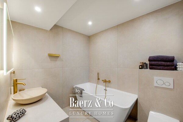 photo 16 Renovated 2-bedroom apartment for sale – Saint-Raphaël city centre – large south-facing terrace – 2 en-suite bedrooms